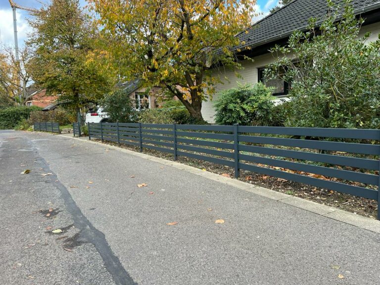 Vorgartenzaun in anthrazit aus Aluminium Profile, waagerecht mit Abstand.